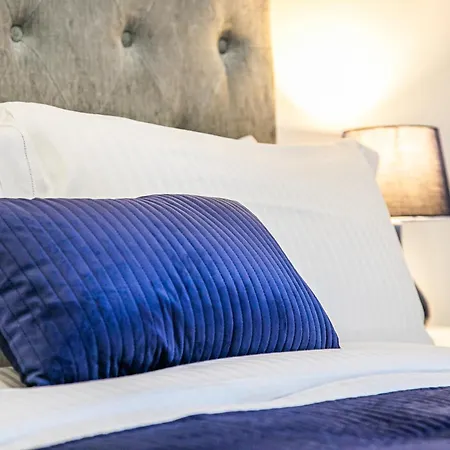 Stylish 2 Bed 18 - Centre, Free Parking, Espresso Machine & Netflix - Hosted By Host Save
